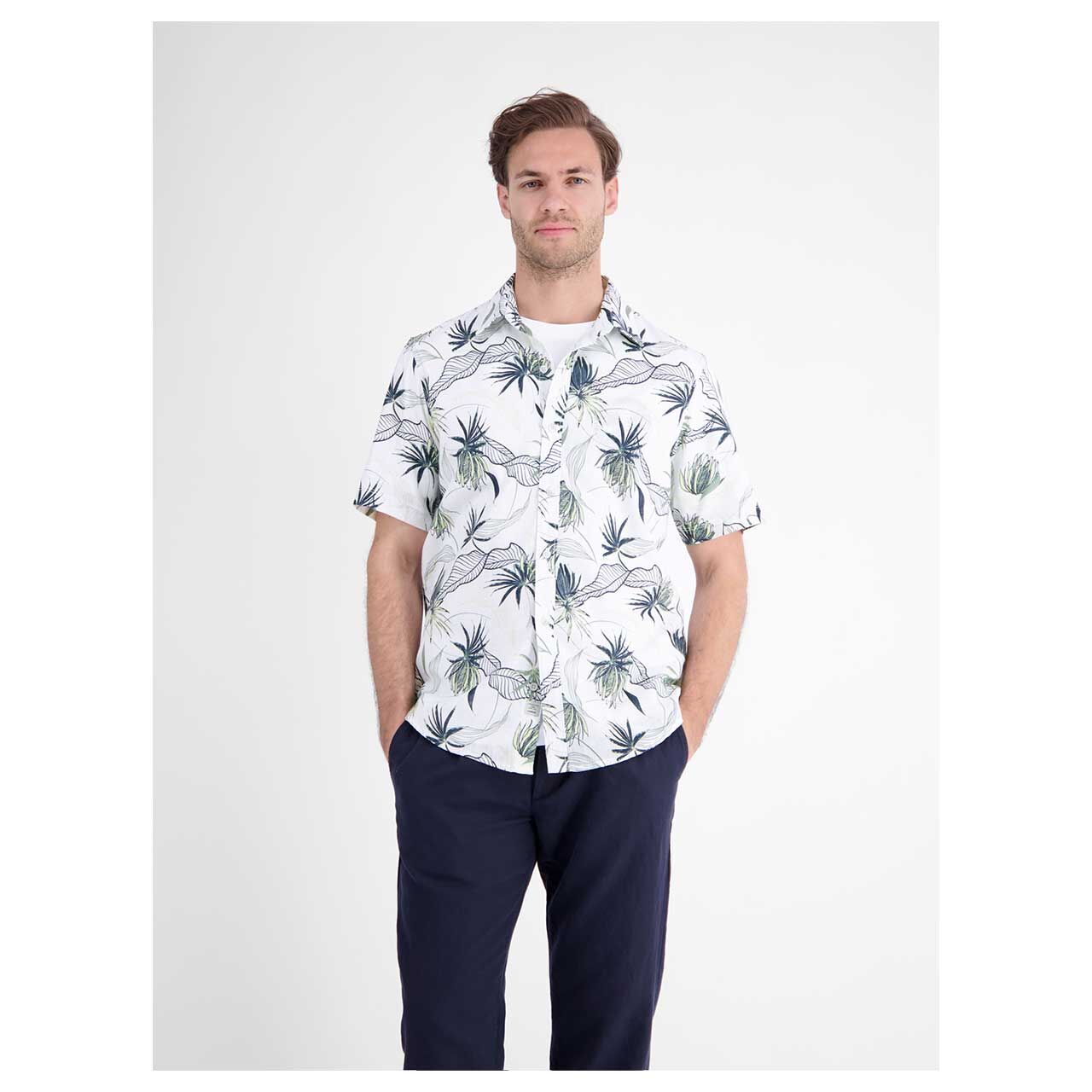 Herren 1/2 Arm Hemd von Lerros in Weiß mit Print, Vorderansicht am Model