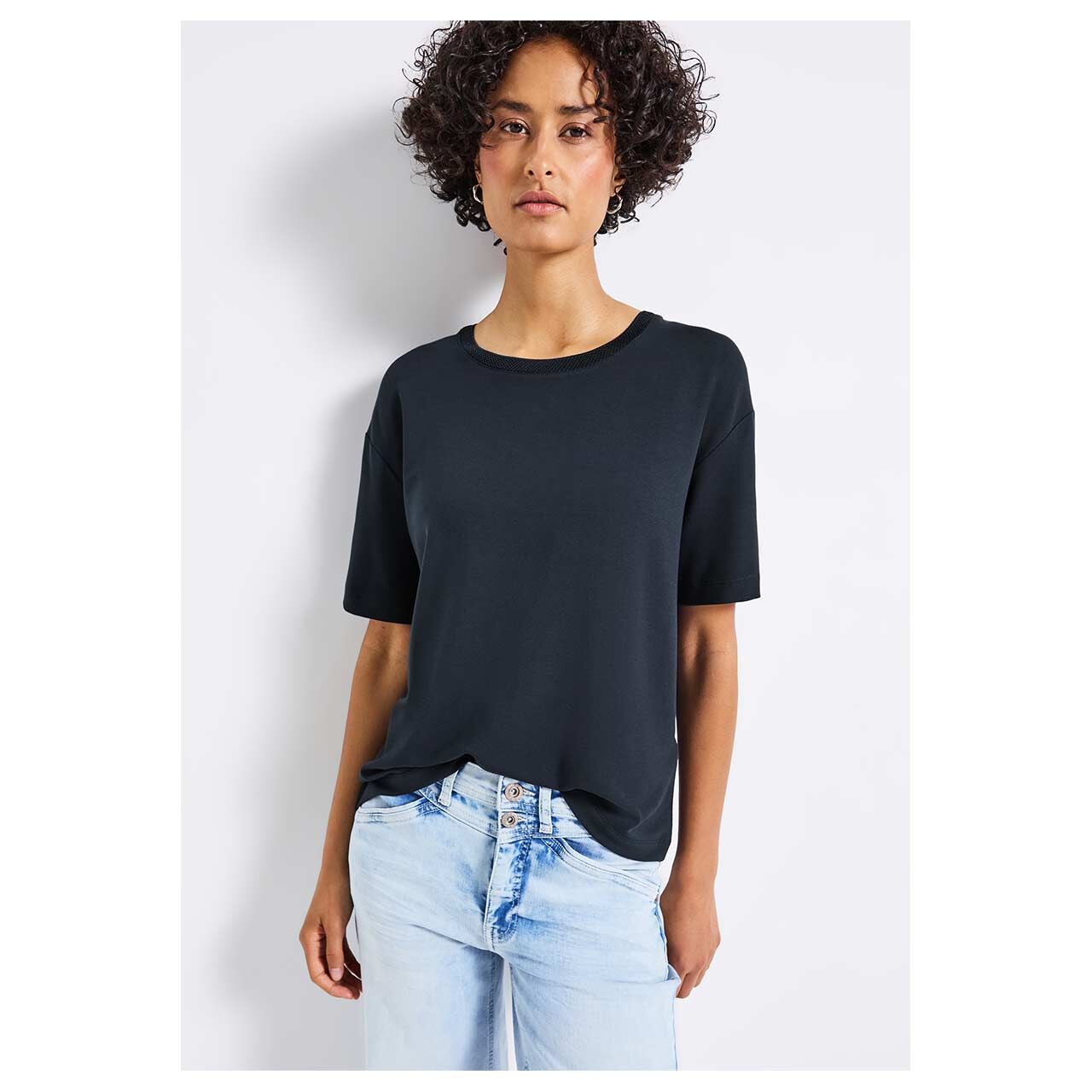 Damen T-Shirt Deco Collar von Street One in Dunkelblau, Vorderansicht am Model