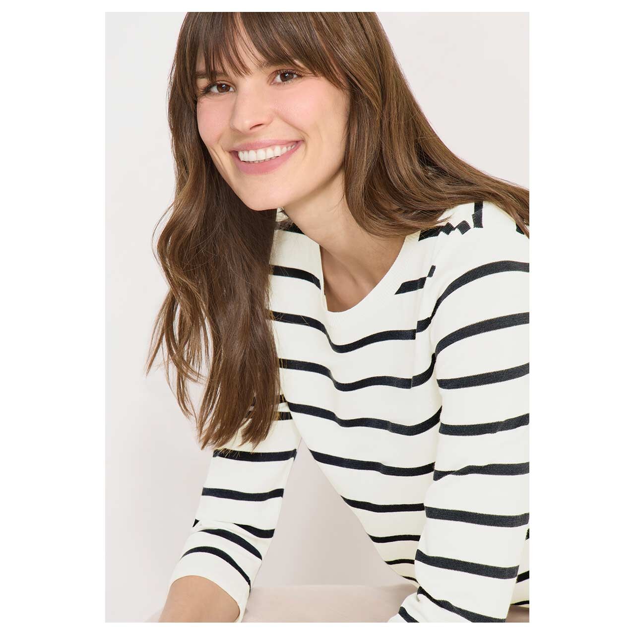 Damen 3/4 Arm Pullover Striped Roundneck Sweater von Cecil in Cremeweiß gestreift, Detailansicht vorne am Model