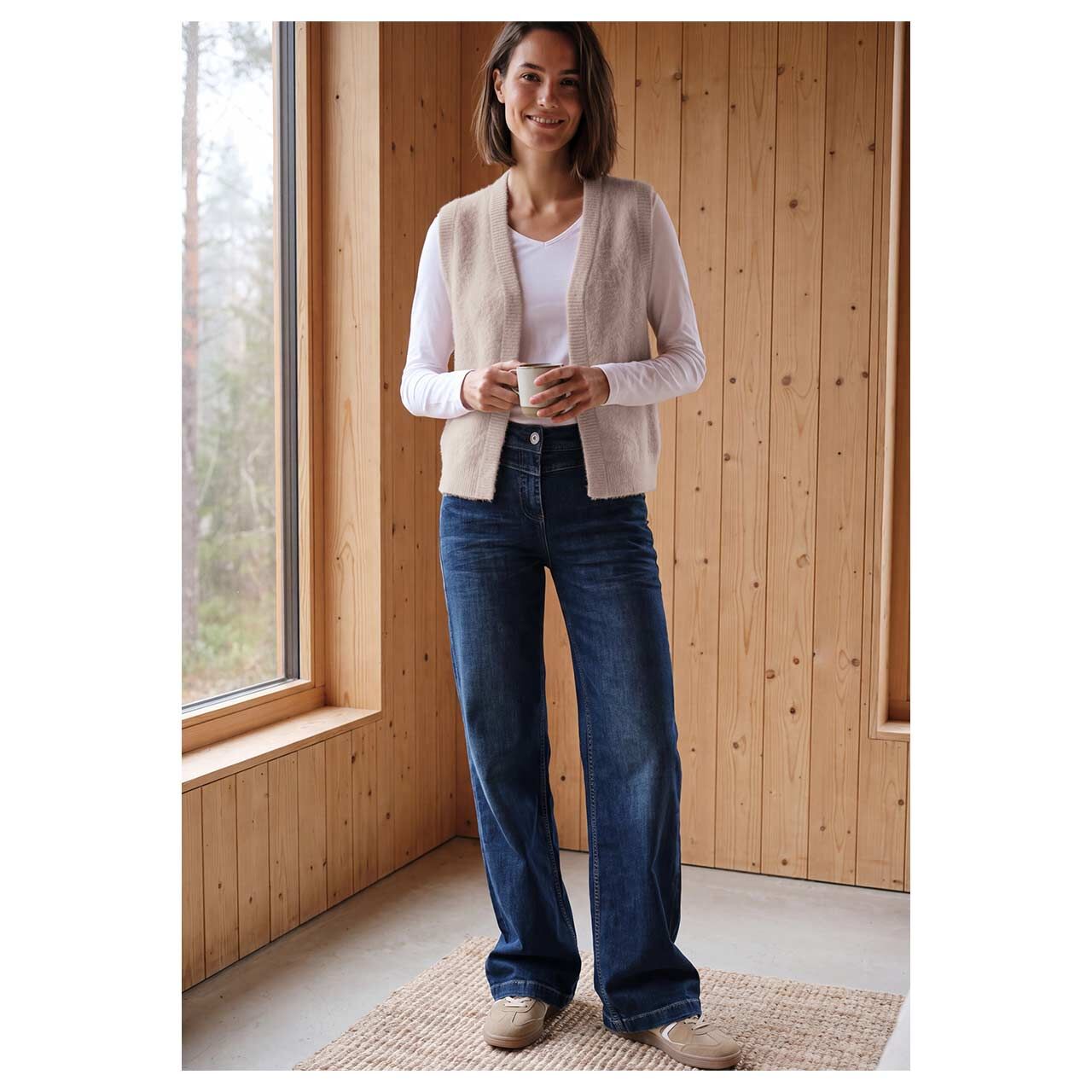 Damen Strickweste Open Feather Yarn Vest von Cecil in Hellbeige, Ganzkörperansicht am Model