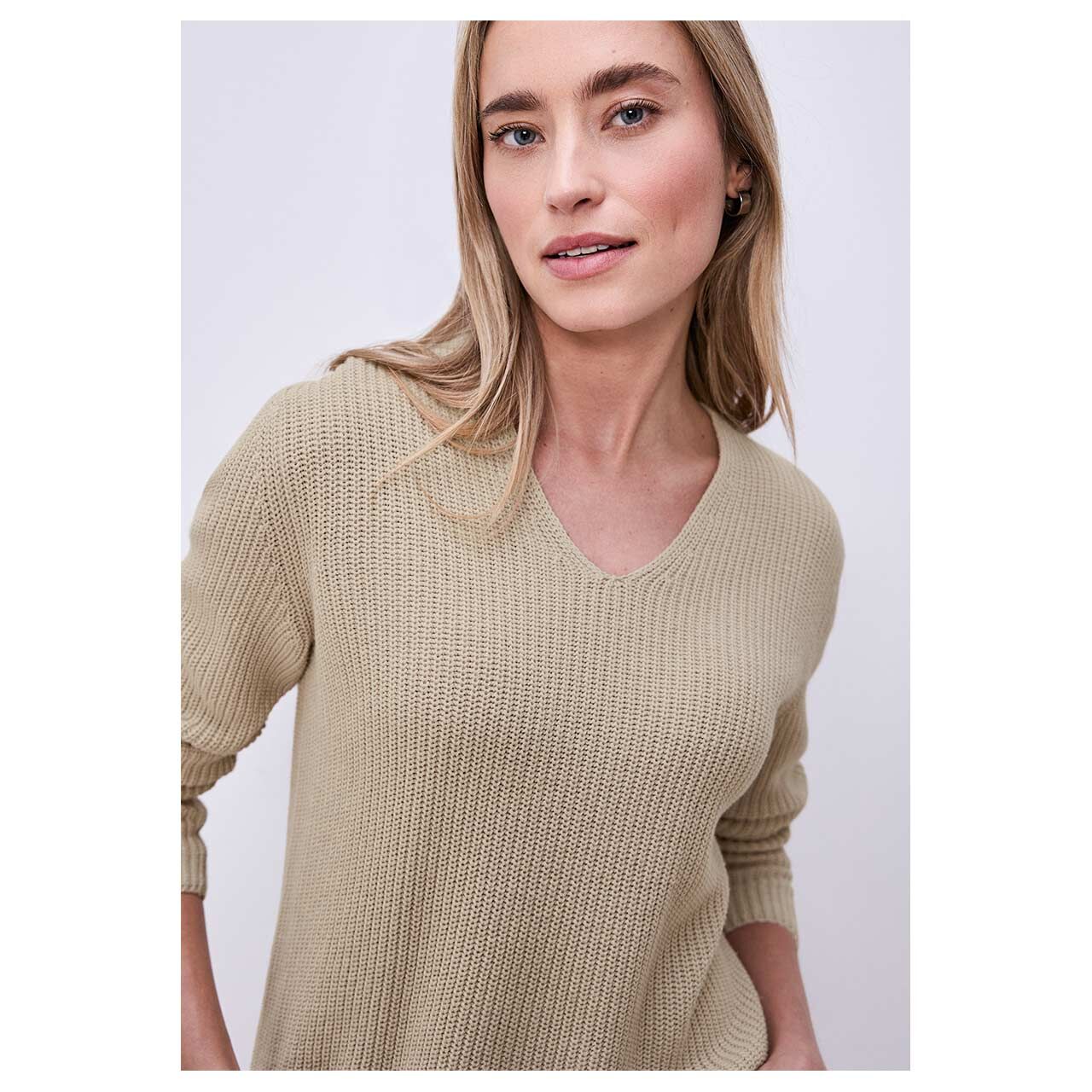 Damen Pullover V-Neck Sweater von Street One in Beige, detaillierte Vorderansicht am Model