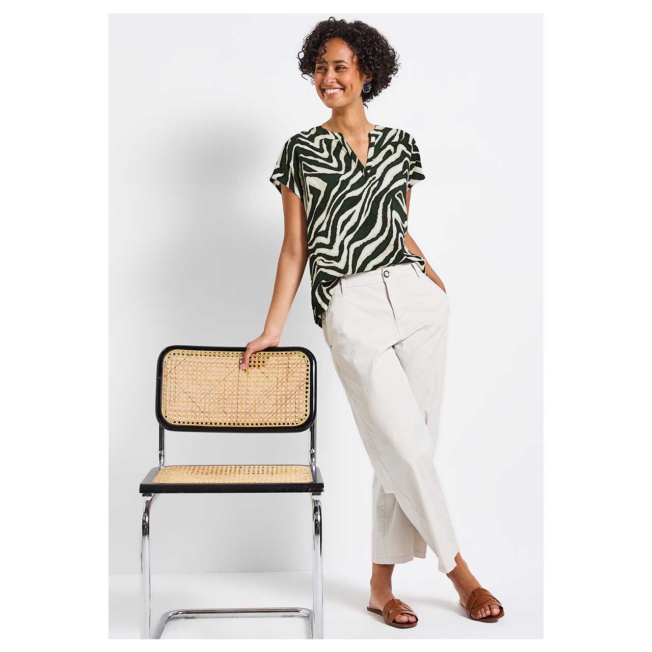 Damen Kurzarm Bluse Splitneck von Street One in Grün mit Print, Ganzkörper
