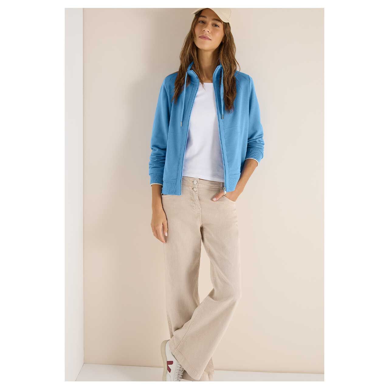 Damen Sweatjacke Welt Pockets von Cecil in Blau, Ganzkörperansicht am Model