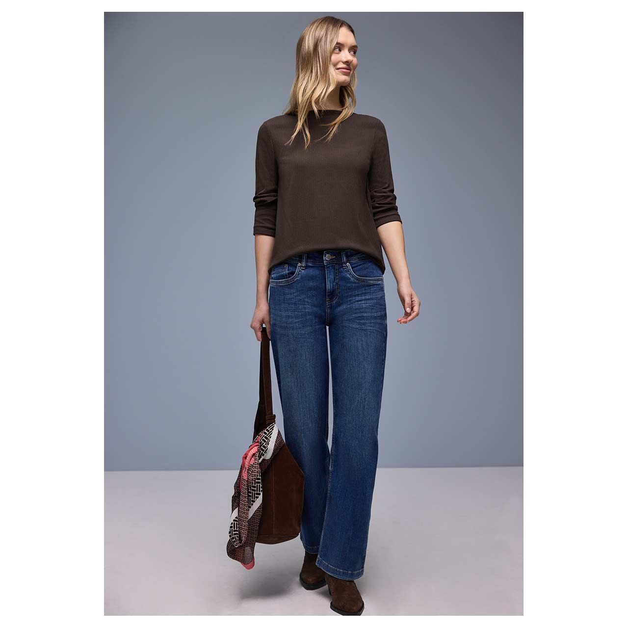 Damen 3/4 Arm Shirt Rib Structure U-Boat von Street One in Dunkelbraun, Ganzkörperansicht Model gestylt