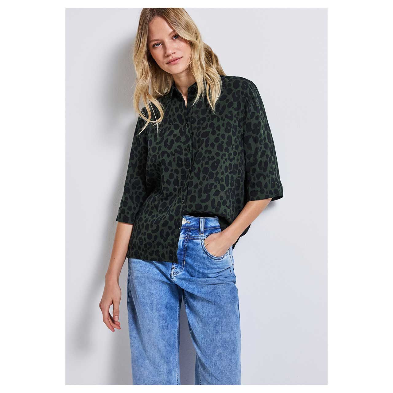 Damen 3/4 Arm Bluse Musselin von Street One in Dunkelgrün mit Leo-Print, Detailansicht Oberkörper getragen
