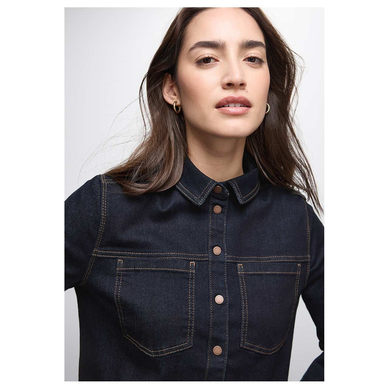 Damen Langarm Bluse Denim Look von Street One in Dunkelblau, detaillierte Vorderansicht am Model