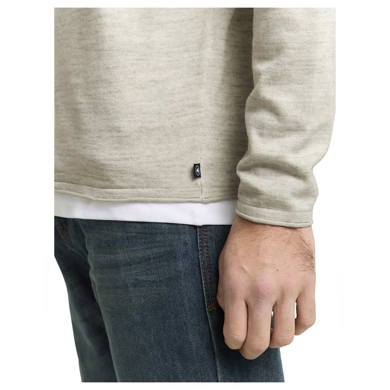 Herren Pullover Space Dye Knit von Tom Tailor in Hellgrau meliert, Detailansicht vorne am Model