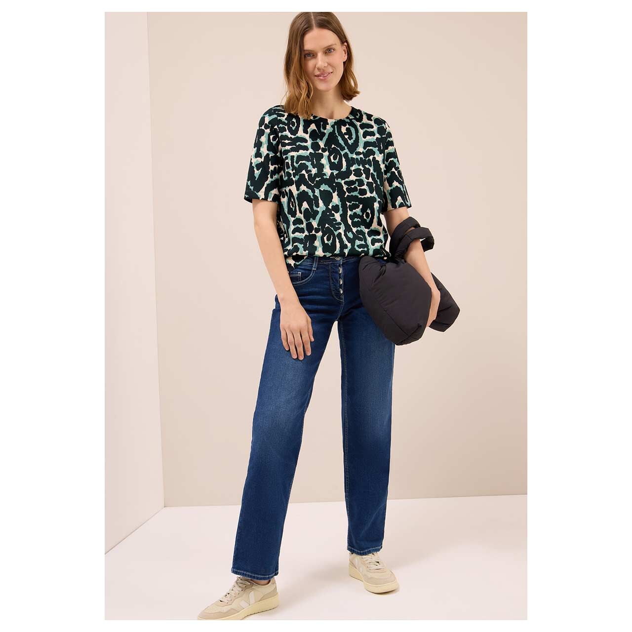 Damen T-Shirt Soft Touch von Cecil in Dunkelgrün mit Print, Ganzkörperansicht mit Handtasche