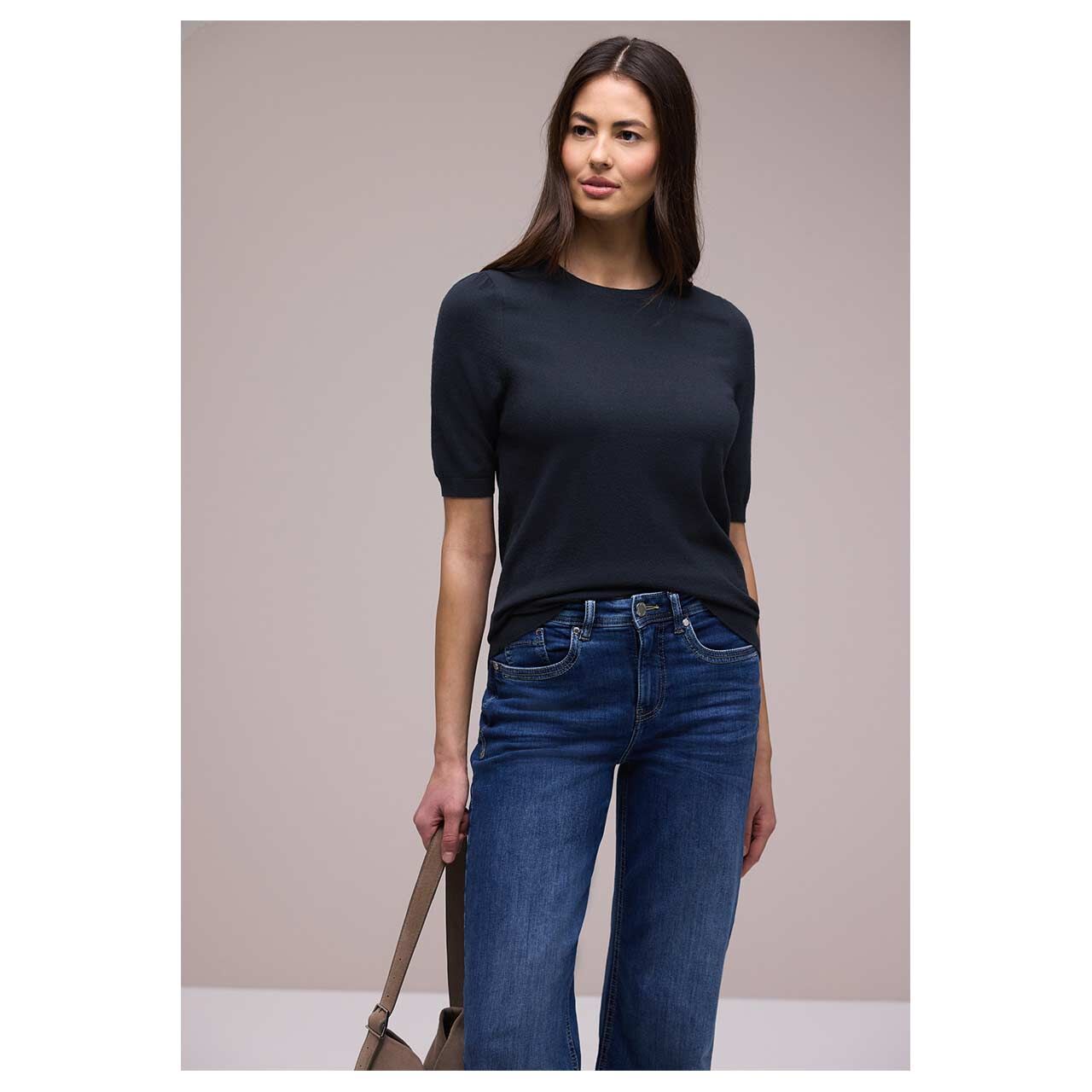 Damen Kurzarm Pullover Short Sleeve von Street One in Dunkelblau, Ganzkörperansicht am gestylten Model