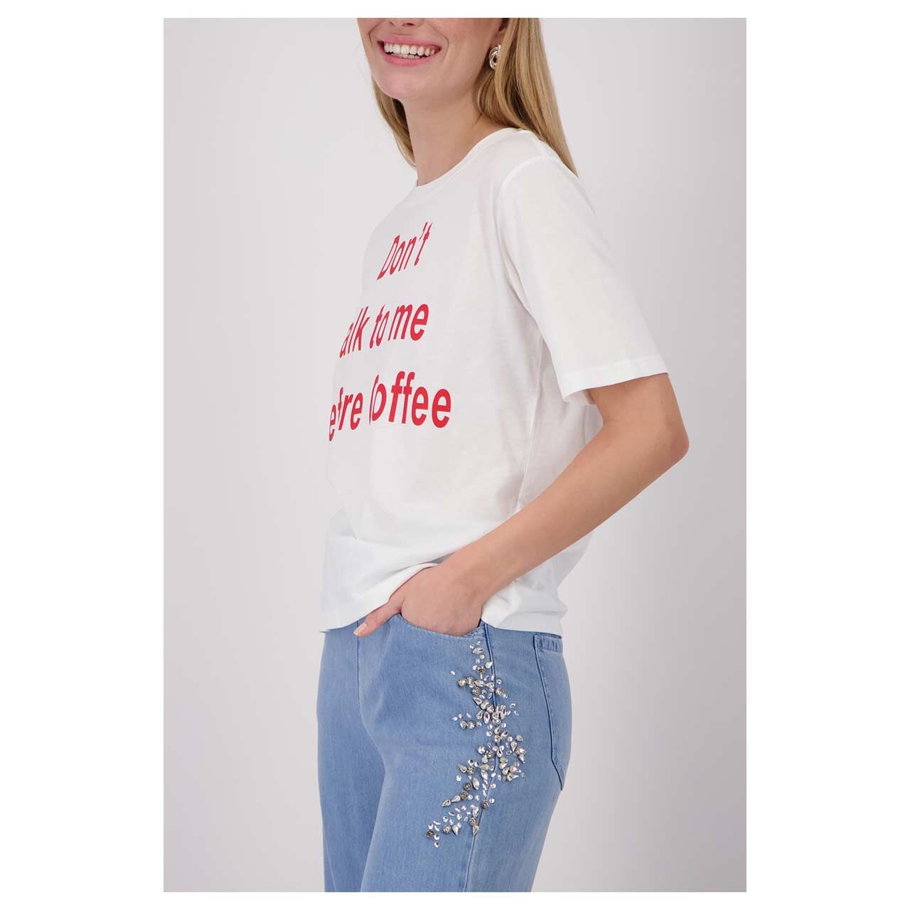 Damen T-Shirt von Monari in Weiß mit Print, leicht seitliche Ansicht am Model