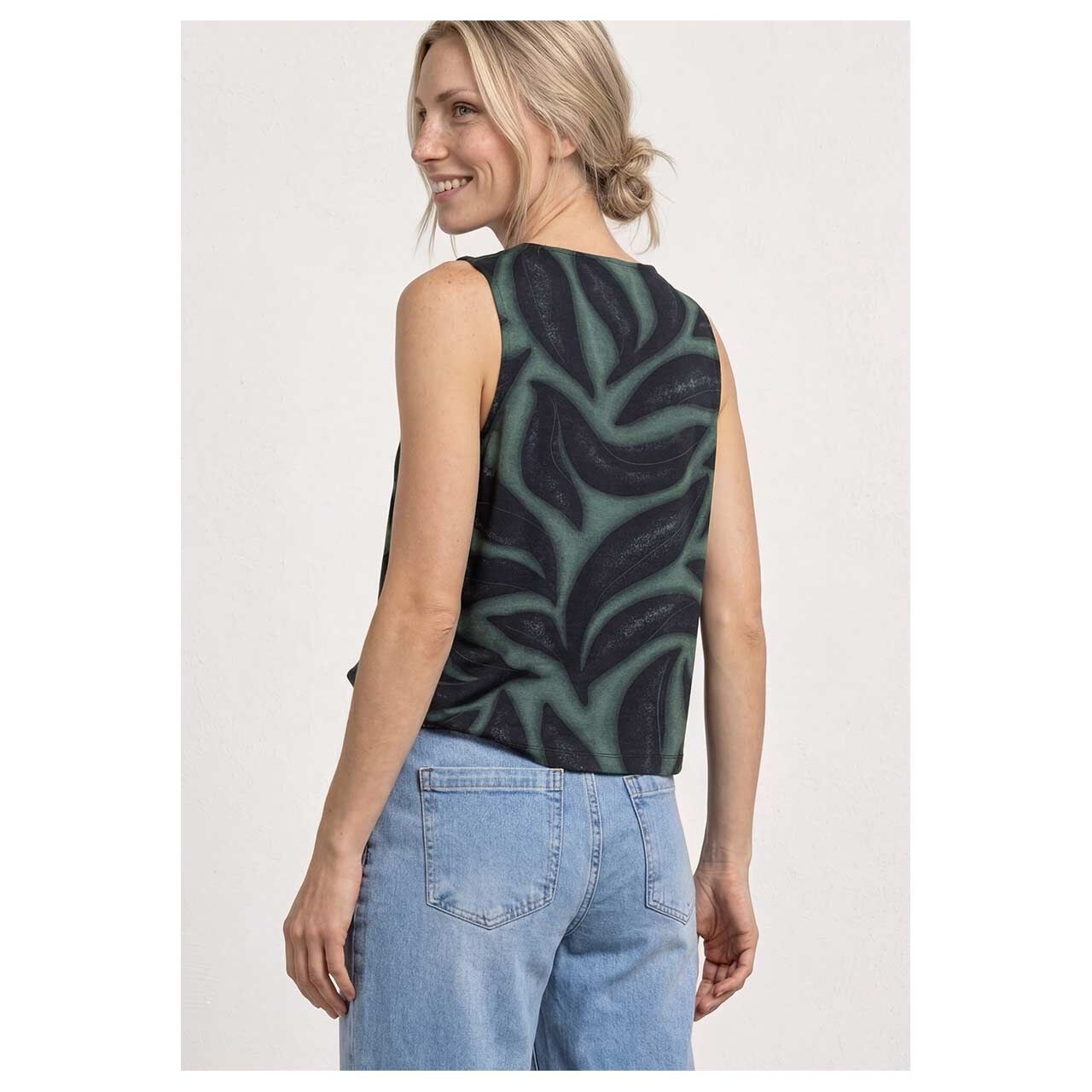 Damen Top Jersey von Street One in Dunkelgrün mit Print, Rückansicht am Model