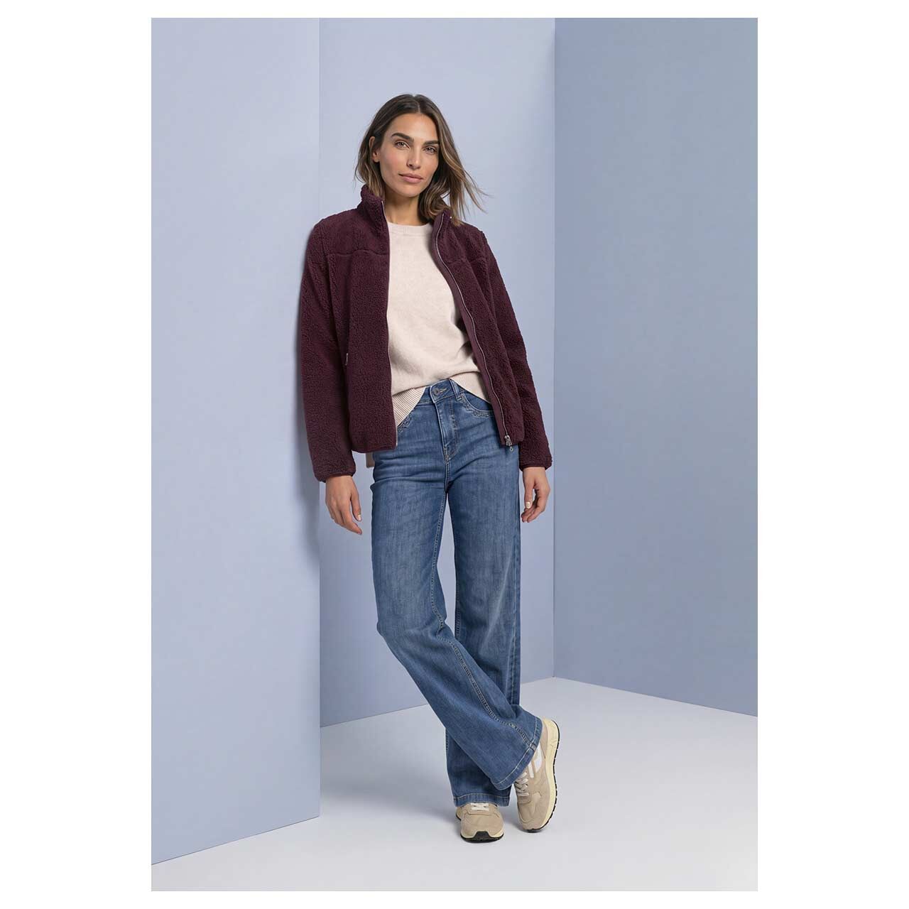 Damen Teddyjacke Short Jacket von Street One in Lila, Ganzkörperansicht am Model