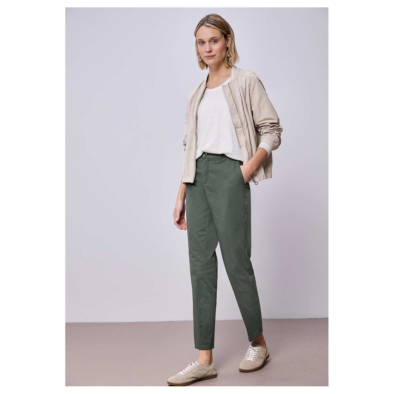 Damen Ankle Chinohose Peach Twill von Street One in Olivgrün, detaillerte Vorderansicht am Model