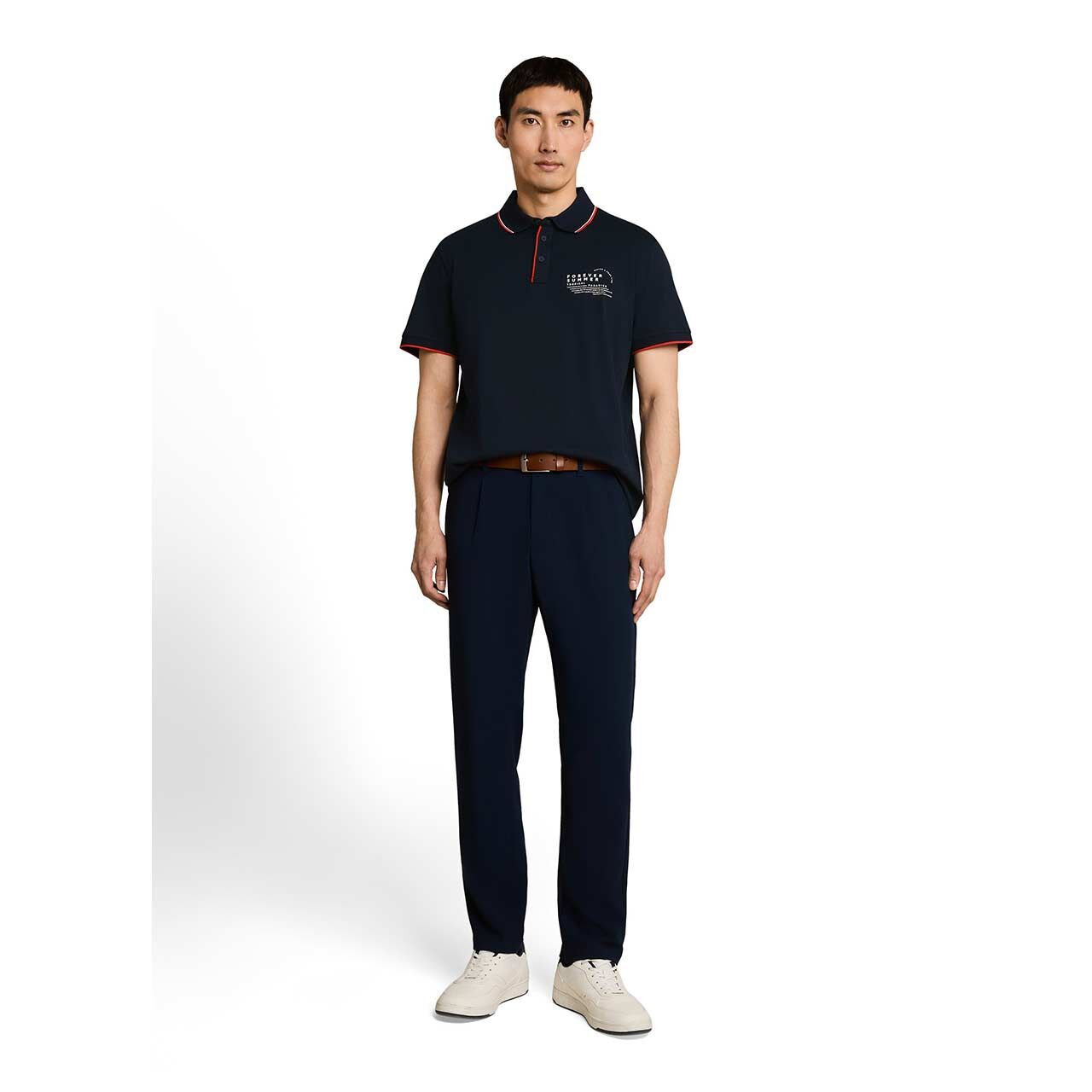 Herren Poloshirt von Tom Tailor in Dunkelblau mit Print, Ganzkörperansicht am Model