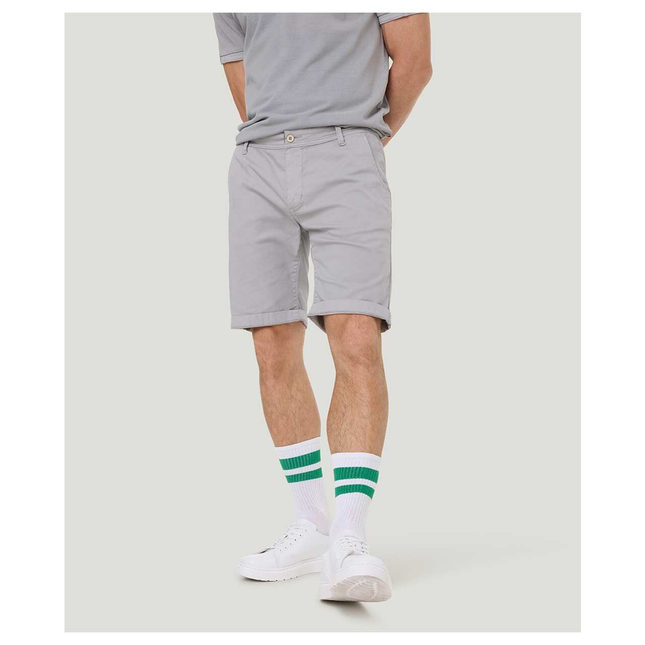 Stretch Herren Chino Baumwoll Bermuda Lenny in Grau von Pioneer, Nahaufnahme Model Seitenansicht