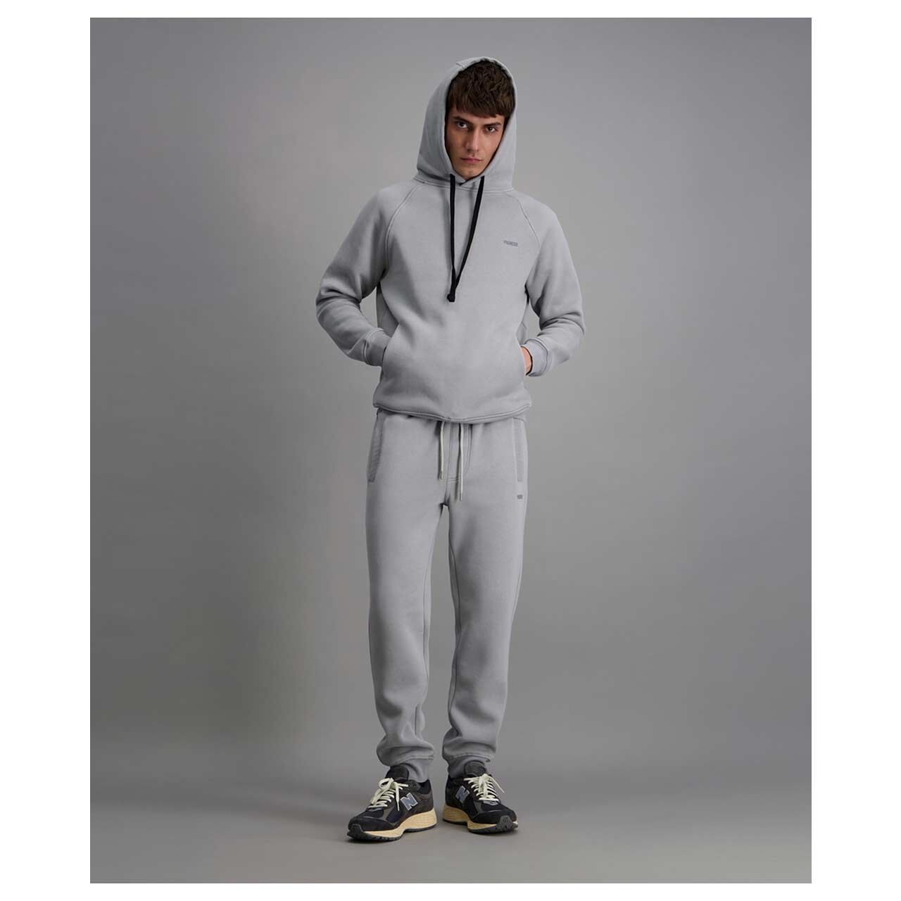 Herren Hoodie Sweatshirt von Pioneer in Grau, Ganzkörperansicht am Model