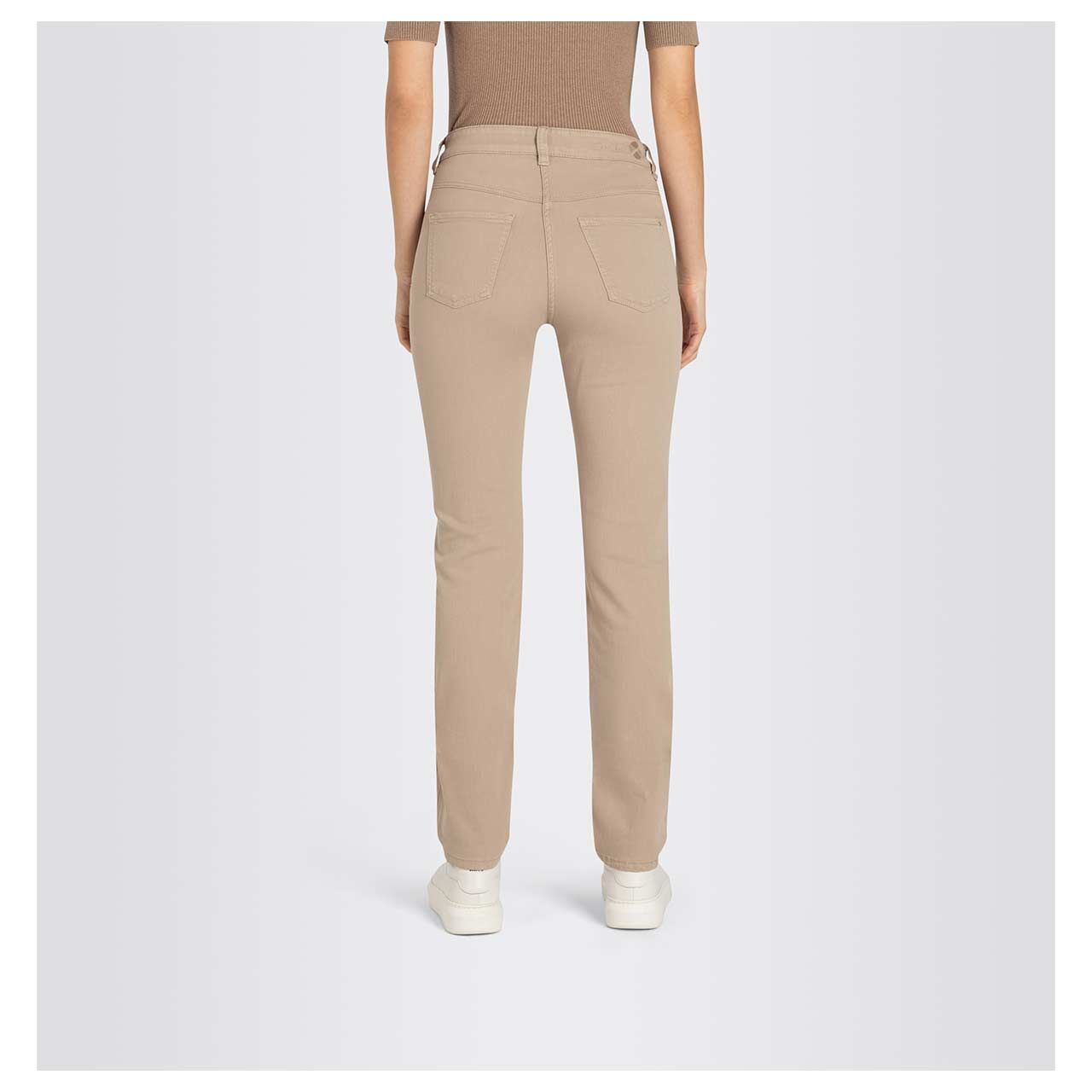 Stretch Damenjeans Dream von MAC in Hellbeige, Rückansicht mit Model