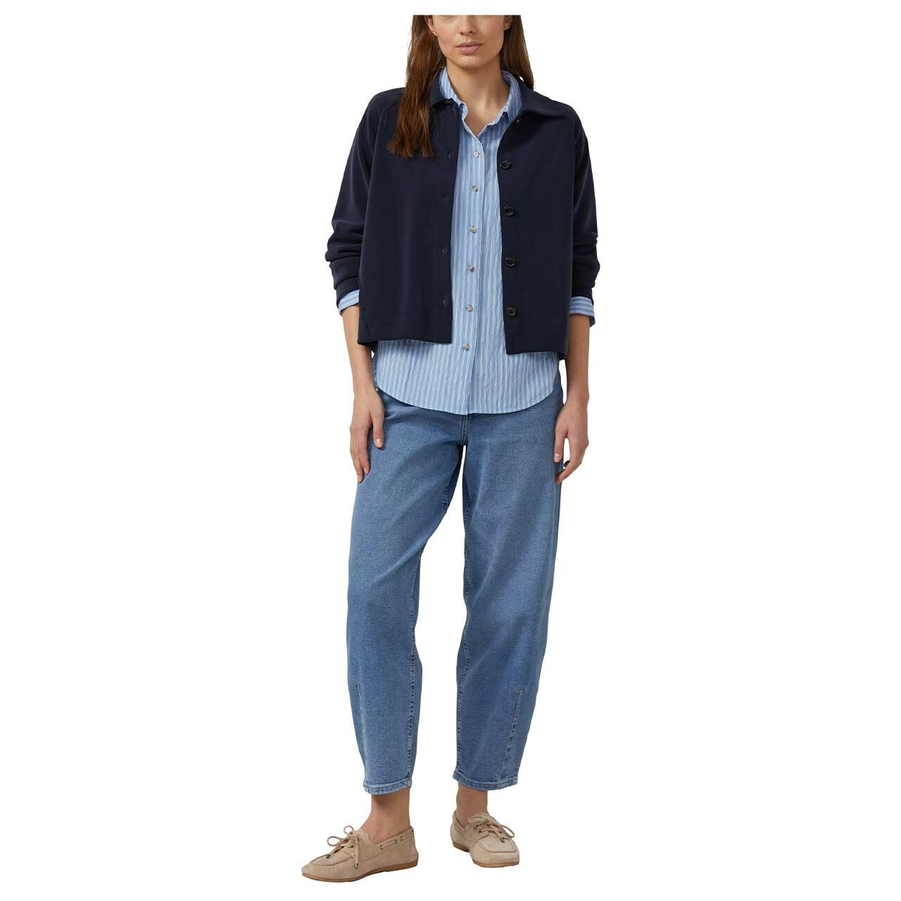 Damen Langarm Bluse von s.Oliver in Hellblau gestreift, Ganzkörperansicht am Model vorne