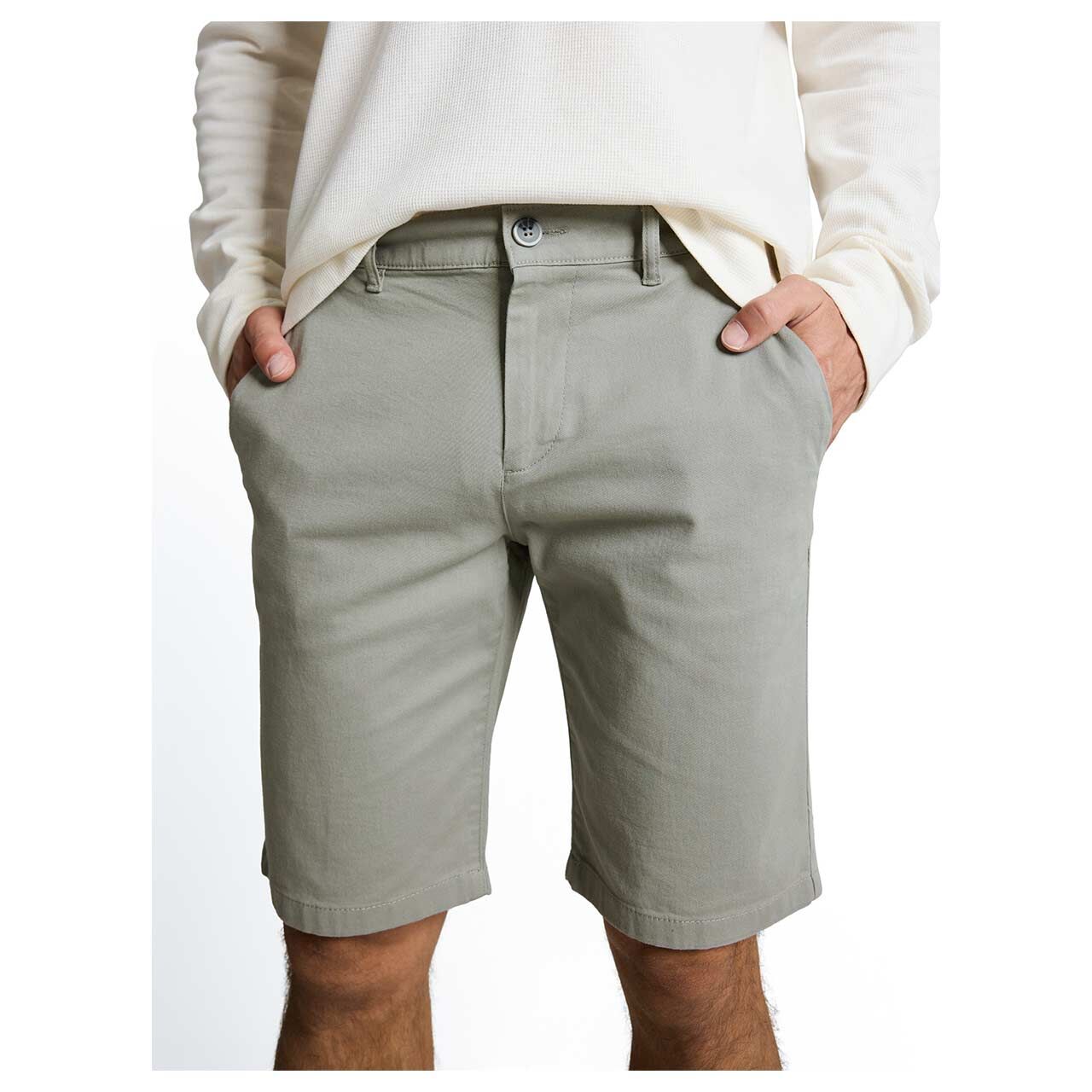 Herren Chino Baumwoll Bermuda von Tom Tailor in Olivgrün, detaillierte Vorderansicht am Model