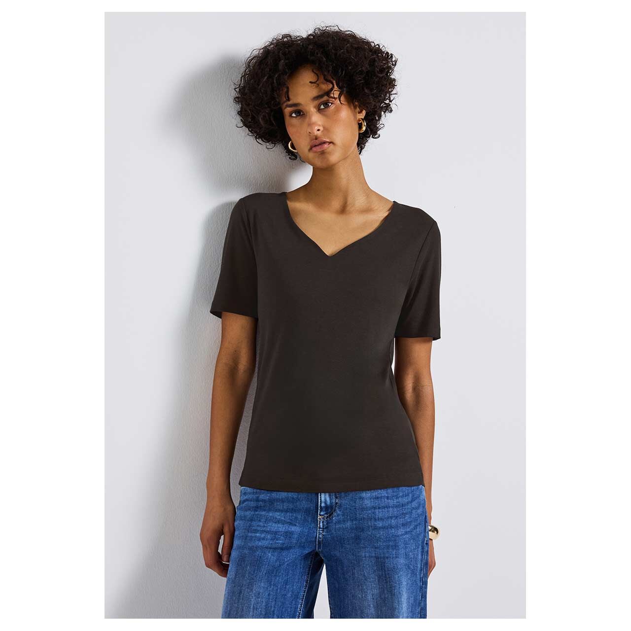 Damen T-Shirt Heart Neckline von Street One in Dunkelbraun, Vorderansicht am Model