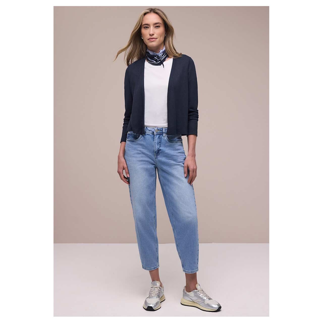 Damen Strickjacke Nette Knit Look von Street One in Dunkelblau, Ganzkörperansicht gestylt am Model