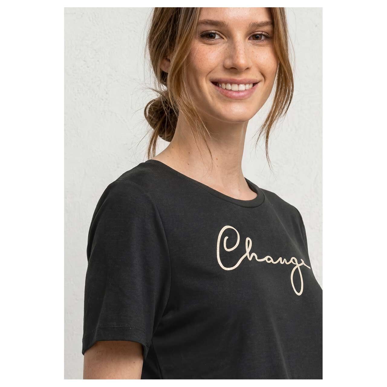 Damen T-Shirt Puff Print Wording von Street One in Schwarz mit Print, detaillierte Vorderansicht am Model