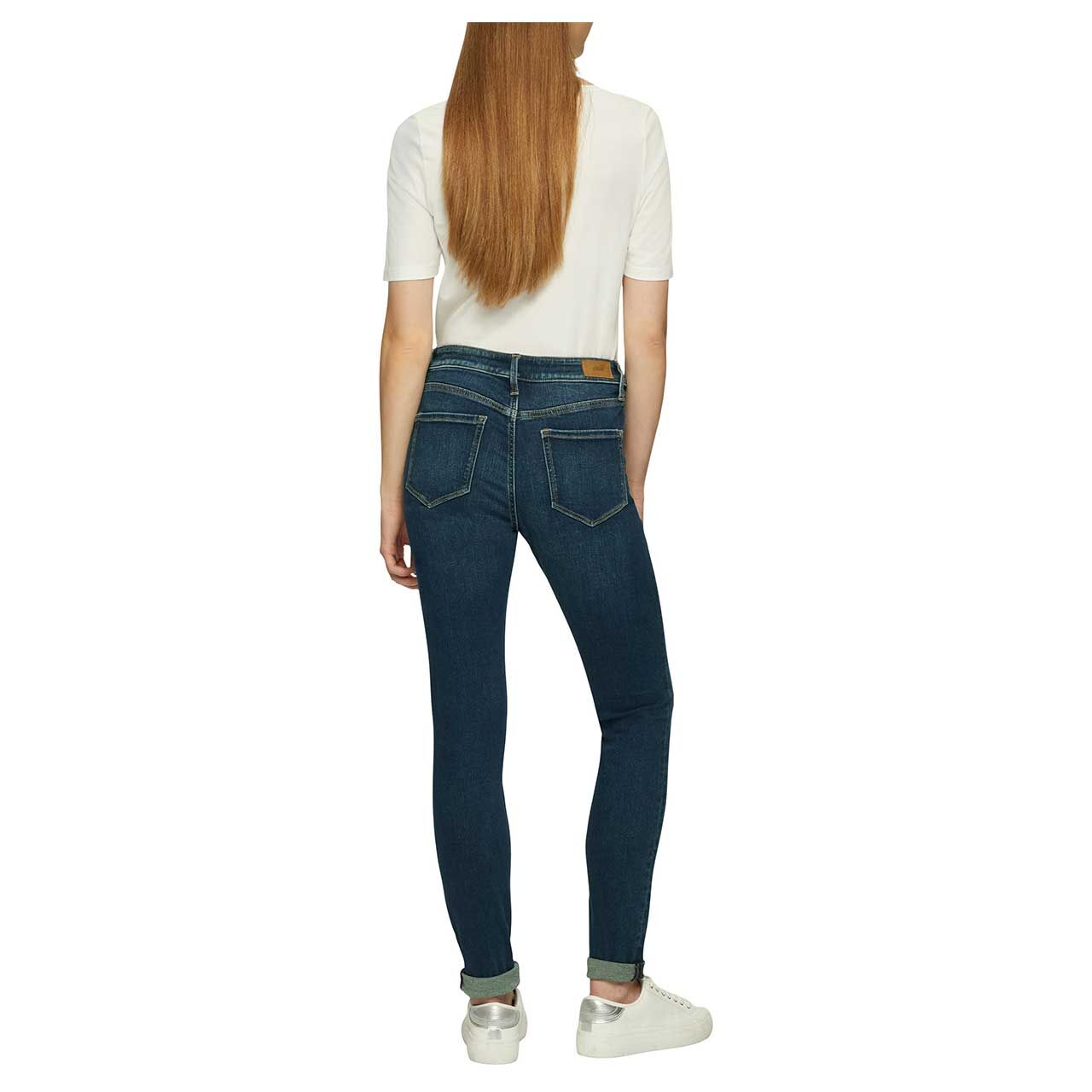 Stretch Damenjeans Izabell von s.Oliver in Blau verwaschen mit der Farbnummer 56Z4, Rückansicht Modell