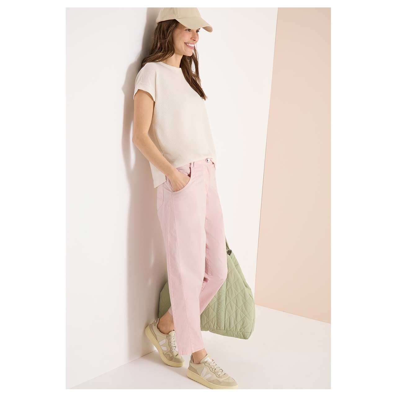 Damen Ankle Baumwollhose Scarlett Barrel von Cecil in der Rosa, Ganzkörperansicht am Model