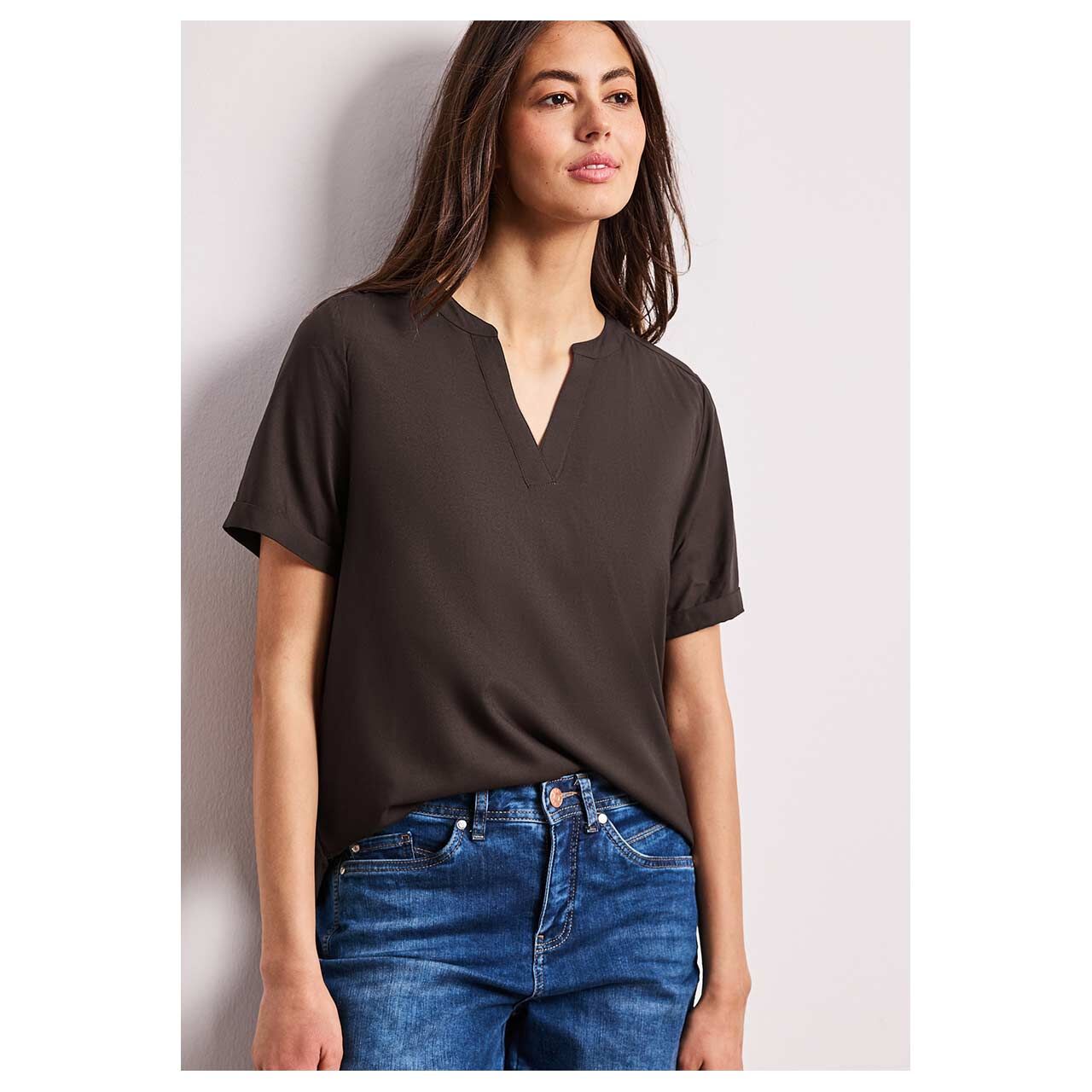 Damen Kurzarm Bluse Splitneck Turn-Up von Street One in Dunkelbraun, Vorderansicht am Model