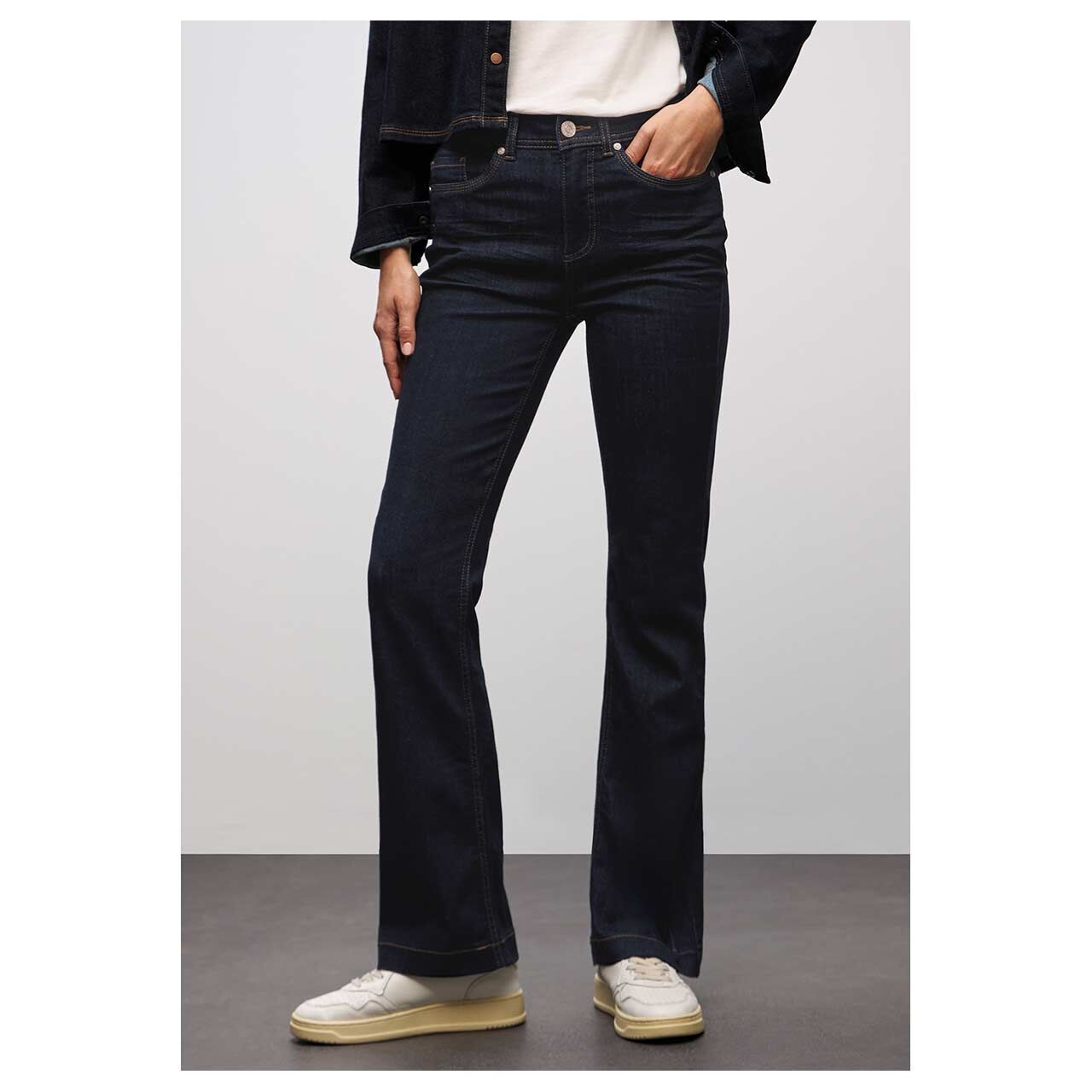 Damenjeans Bootcut von Street One in Dunkelblau, Vorderansicht am Model