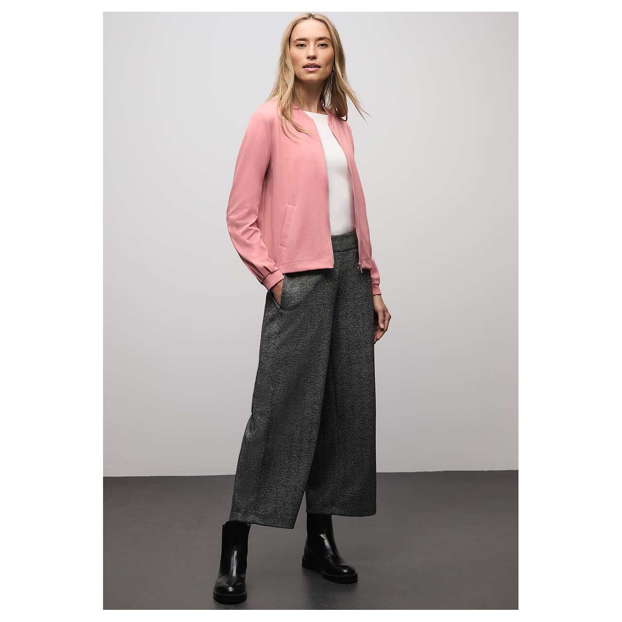 Damen Shirtjacke Shiny Interlock Jacket von Street One in Rosa, Ganzkörpernansicht gestylt