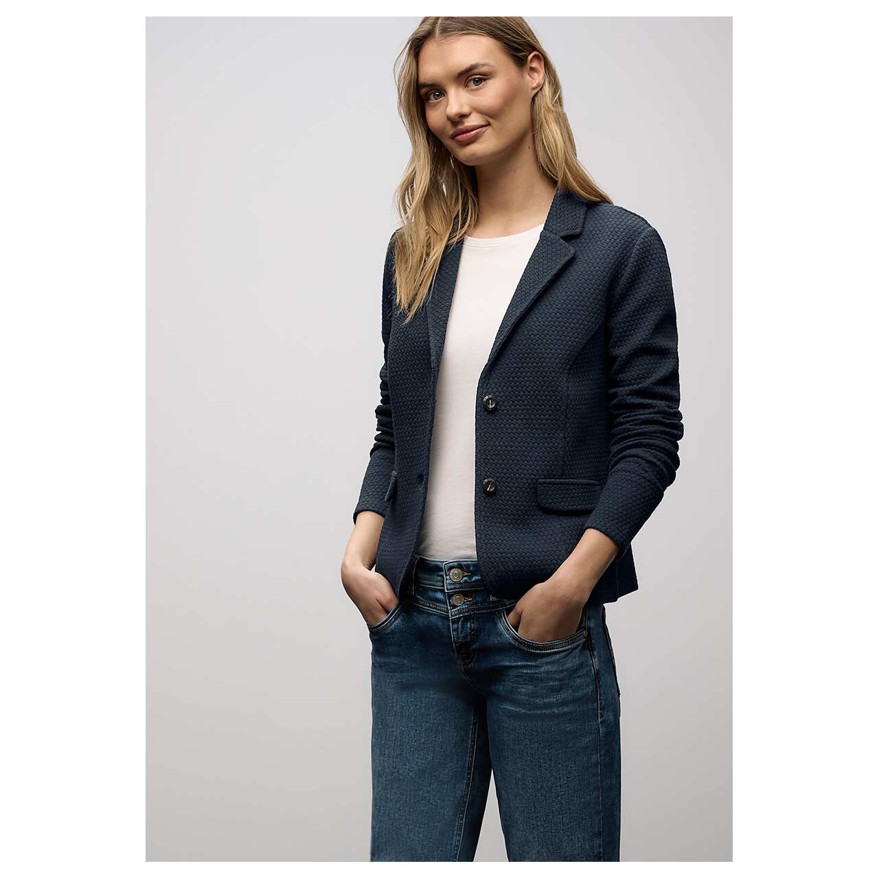 Damen Blazer Basic Structure von Street One in Dunkelblau, Vorderansicht am Model