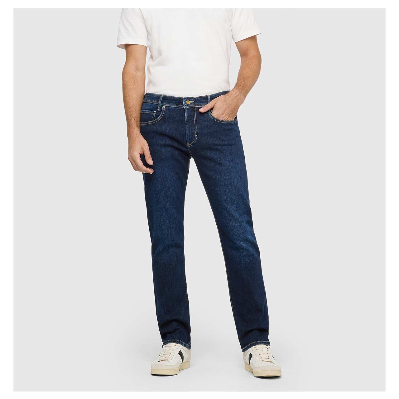 Stretch Herrenjeans Arne von MAC in Dunkelblau angewaschen, Vorderansicht am Model