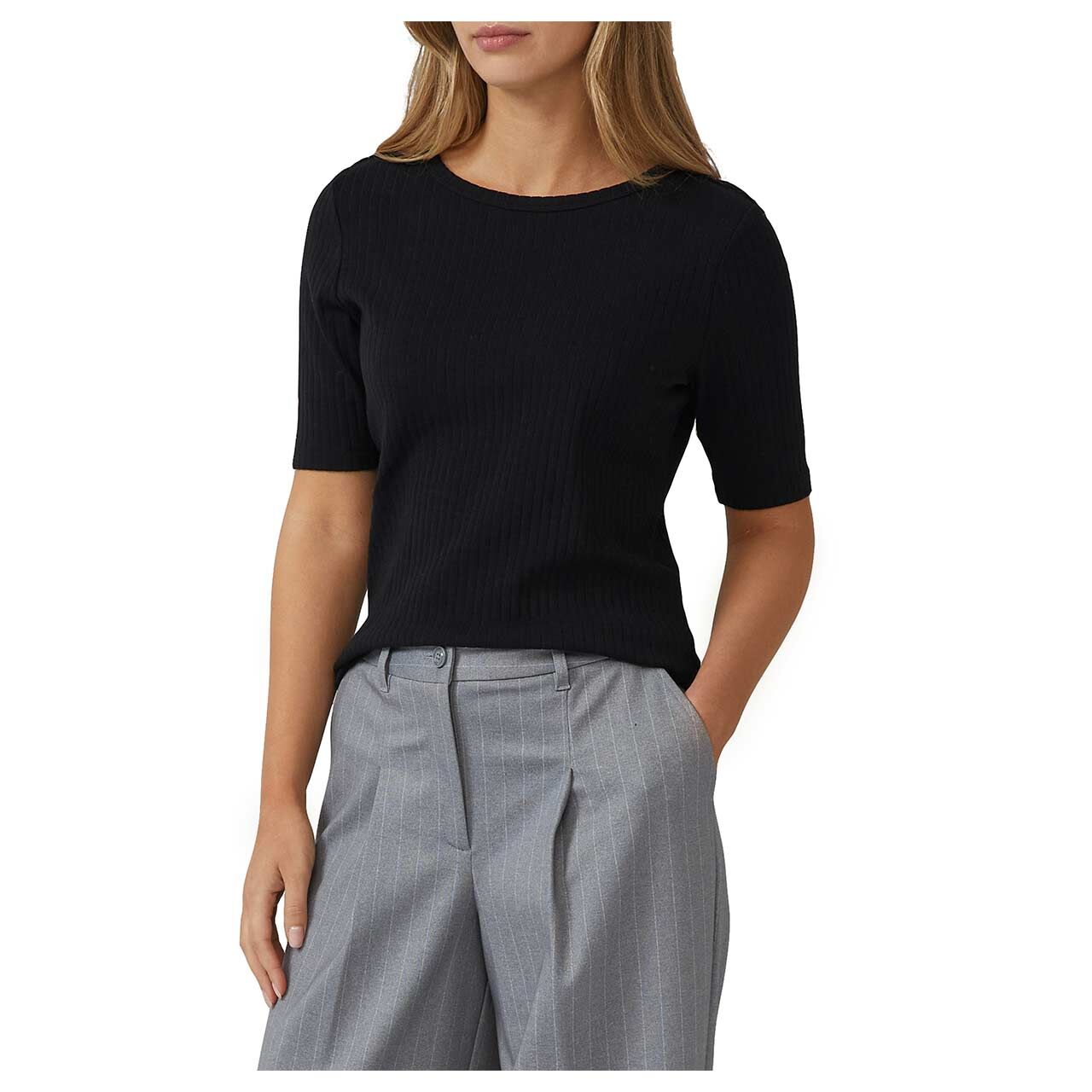 s. Oliver Damen T-Shirt in Schwarz, Vorderansicht am Model