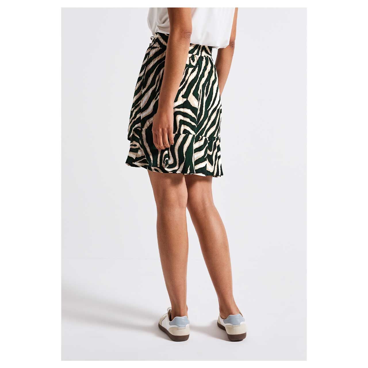 Damen Volant Skort von Street One in Dunkelgrün mit Print, Rückansicht am Modell