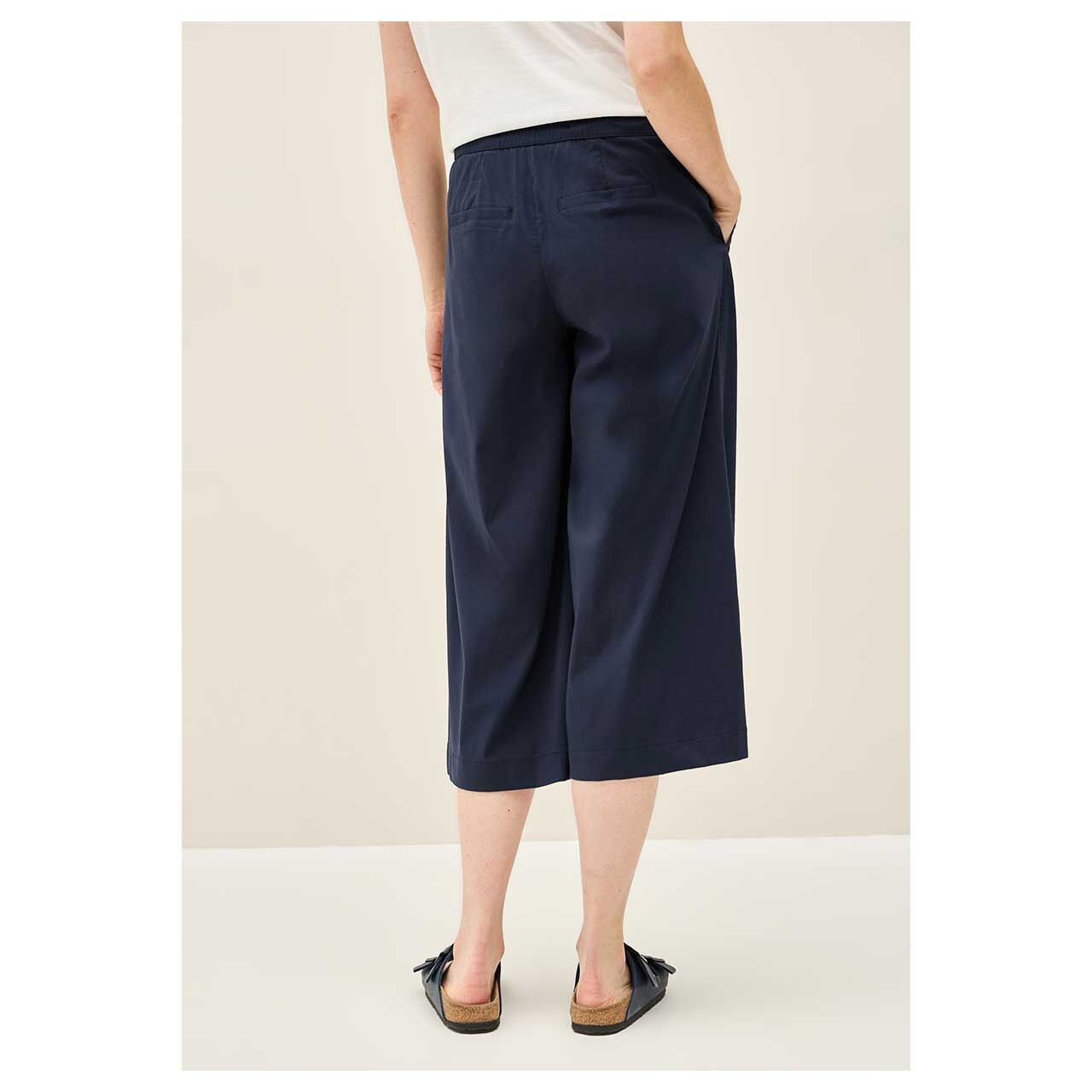 Detailbild der Rückansicht der Damen 3/4 Hose Neele Wideleg von Cecil in Dunkelblau