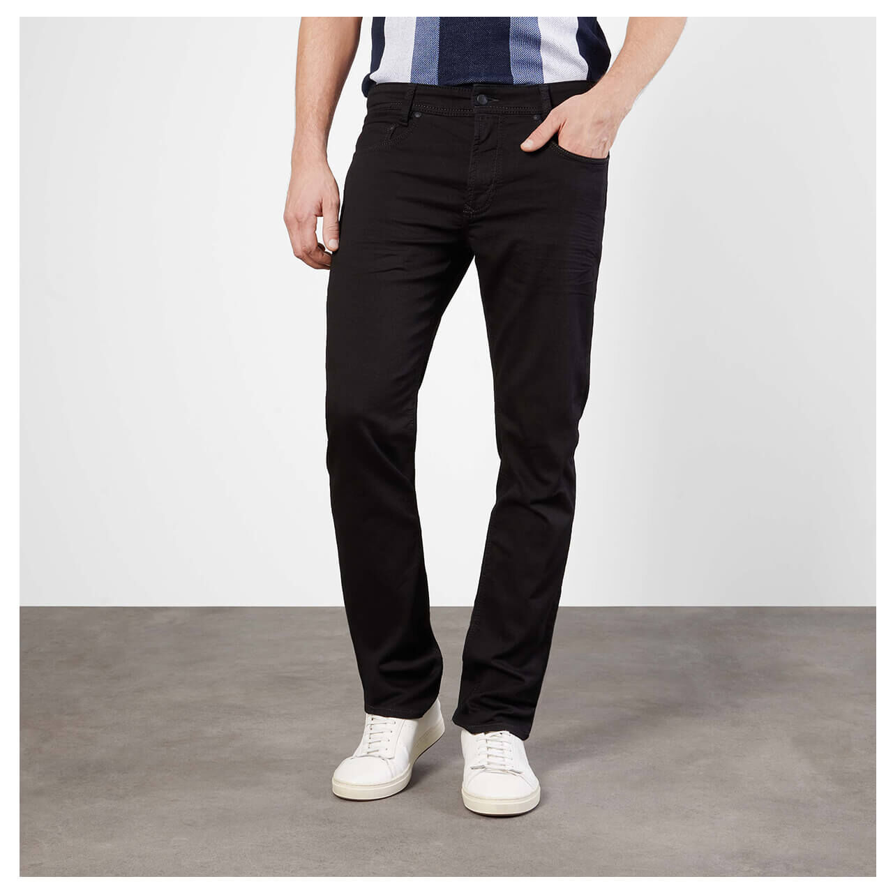 mac-jogn-jeans-black-modelvorn Stretch Herrenjeans Jogn Jeans von MAC in Schwarz, Vorderansicht