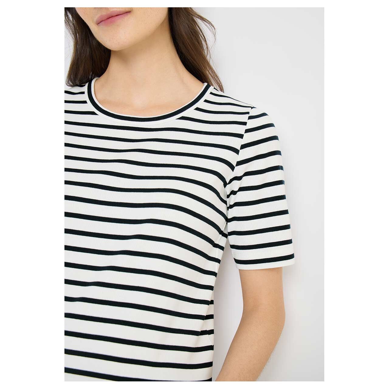 Damen T-Shirt Basic Stripe von Cecil in Dunkelblau gestreift, detaillierte Vorderansicht am Model