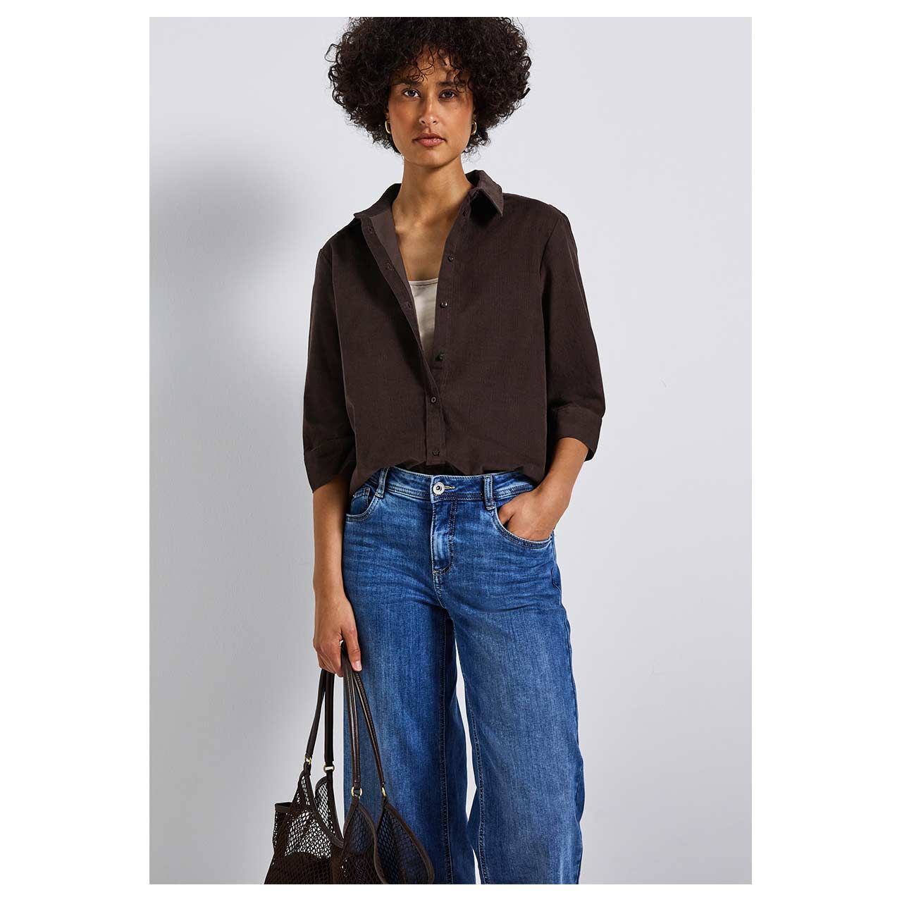Damen 3/4 Arm Bluse Corduroy Shirtcollar von Street One in Dunkelbraun, gestylte Ansicht am Model