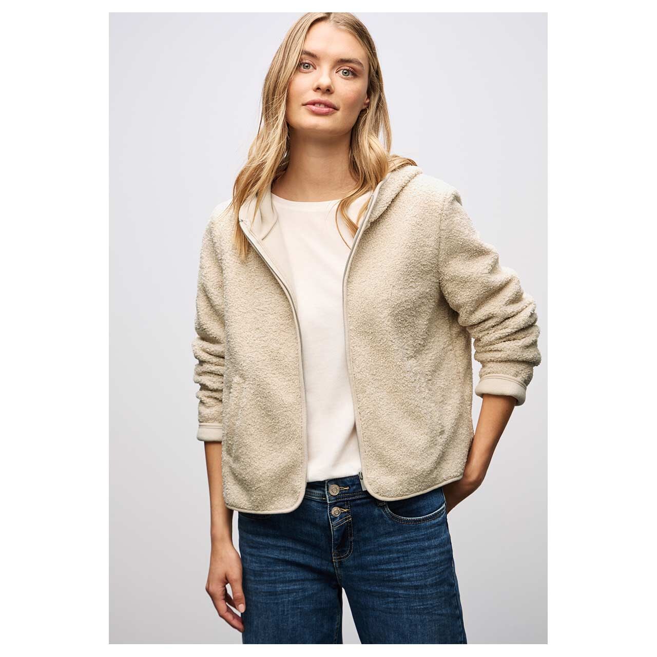 Damen Teddyjacke Hood Jacket von Street One in Hellbeige, Vorderansicht am Model