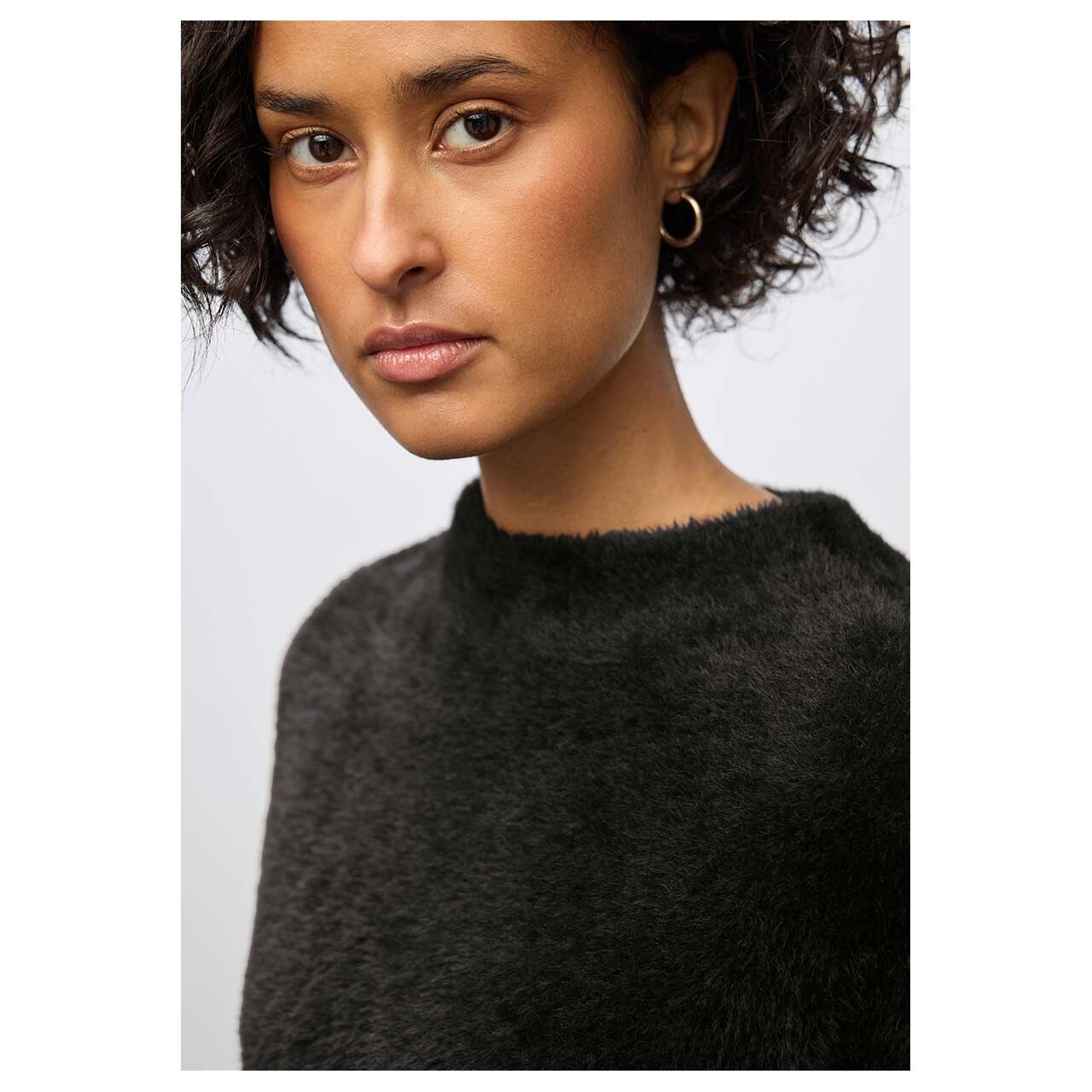 Damen Pullover Fluffy Turtle Neck Sweater von Street One in Dunkelbraun, detaillierte Vorderansicht am Model