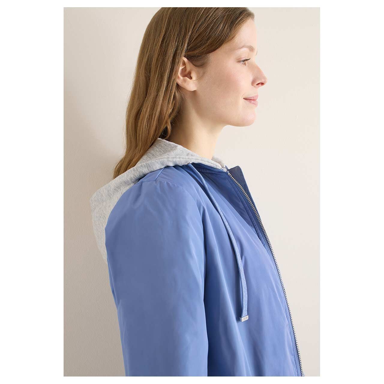 Damenjacke von Cecil in der Farbe Hellblau, Seitansicht Model