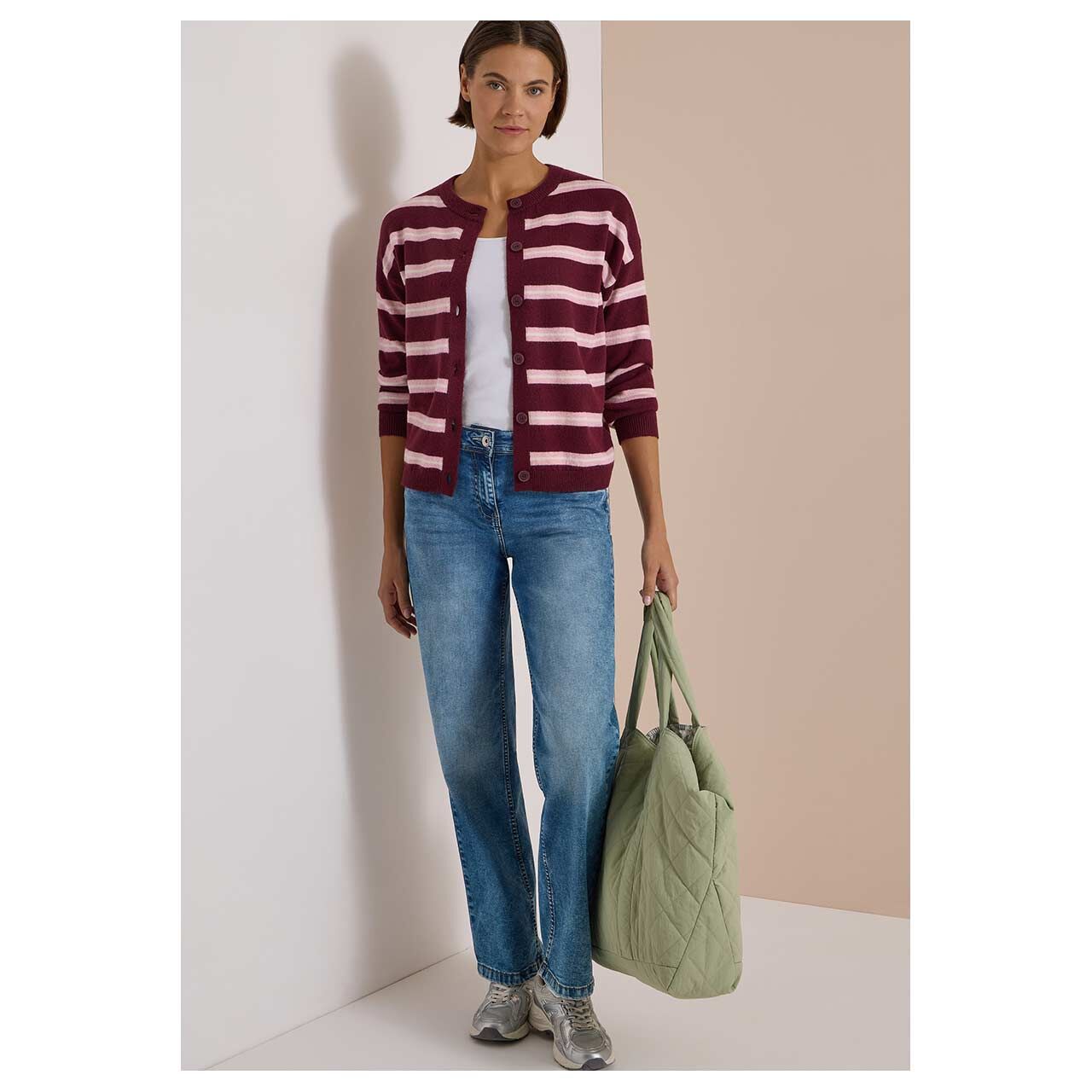 Damen Strickjacke Striped Cosy Round Neck Cardigan von Cecil in Weinrot gestreift, Ganzkörperansicht am Model