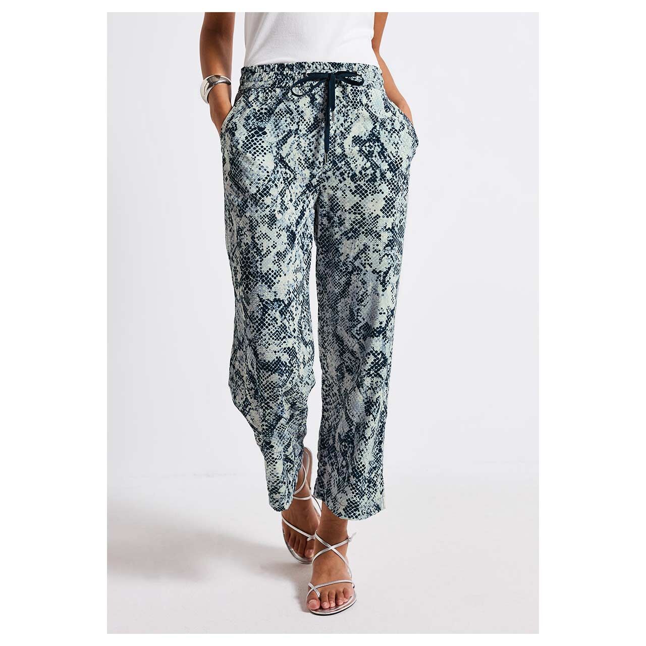 Damen 7/8 Hose Emee Wide Leg von Street One in Blau mit Print, Vorderansicht am Modell