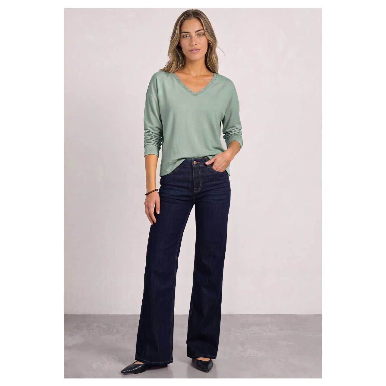Damen Langarm Shirt Soft Lace Collar von Street One in Grün, Ganzkörperansicht am Model