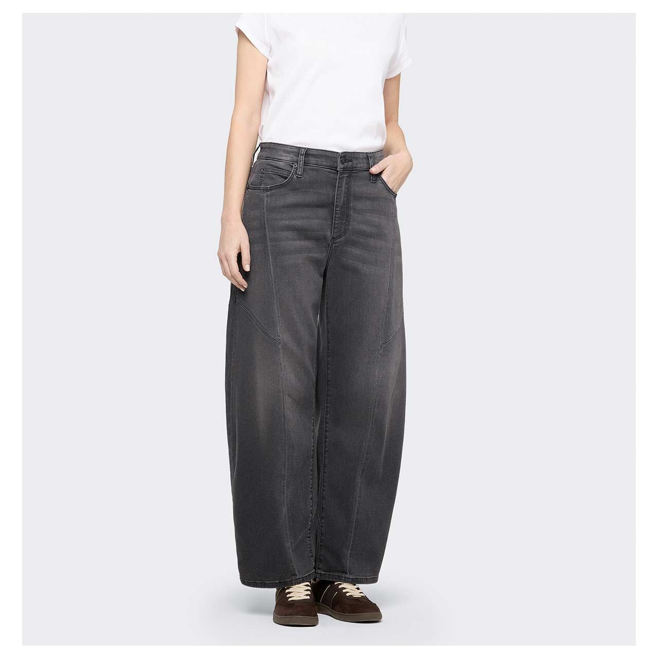 MAC Dakota Jeans black slight use wash