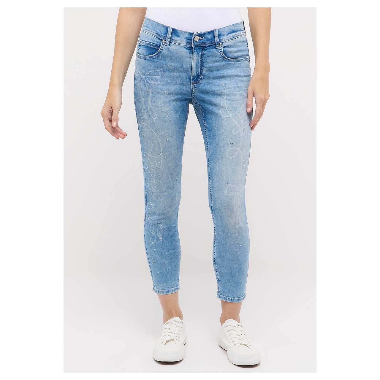 Damen 7/8 Jeans Ornella von Angels in Hellblau verwaschen mit Strass, Vorderansicht am Model