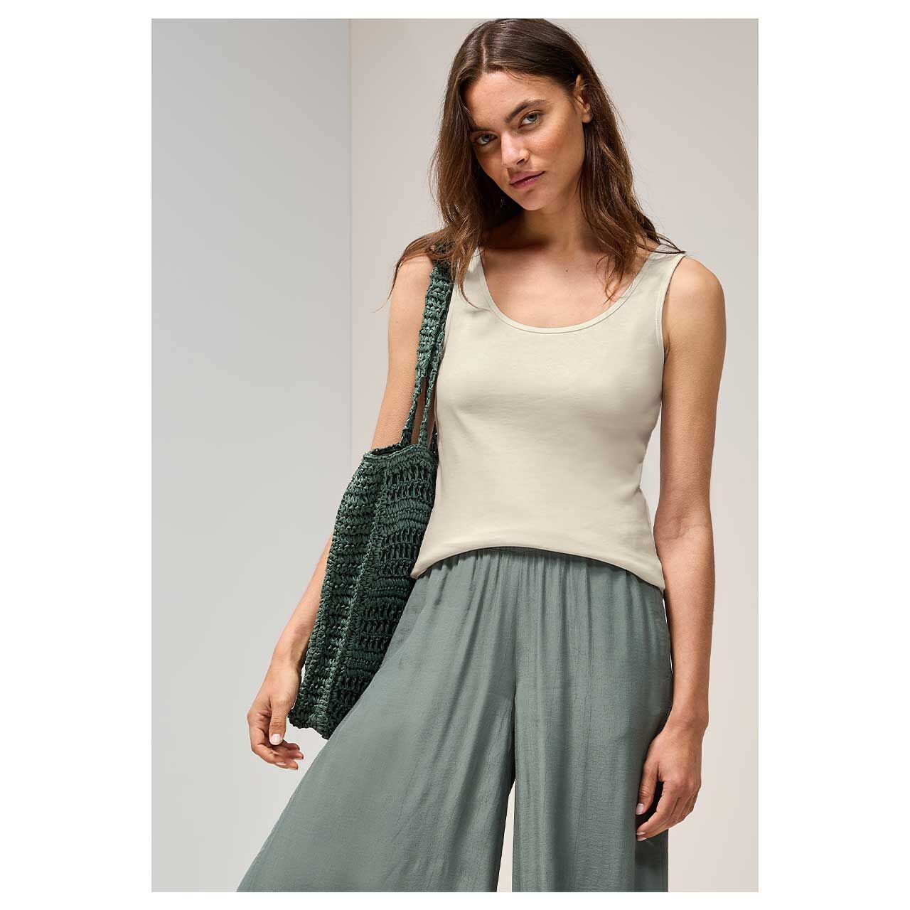 Vorderansicht des Models mit dem Damen Top von Cecil in Beige