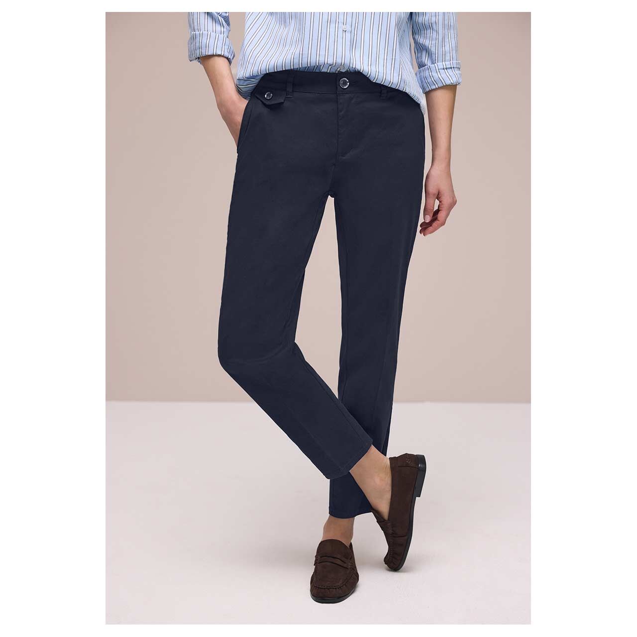 Damen Ankle Chinohose Peach Twill von Street One in Dunkelblau, Vorderansicht am Model