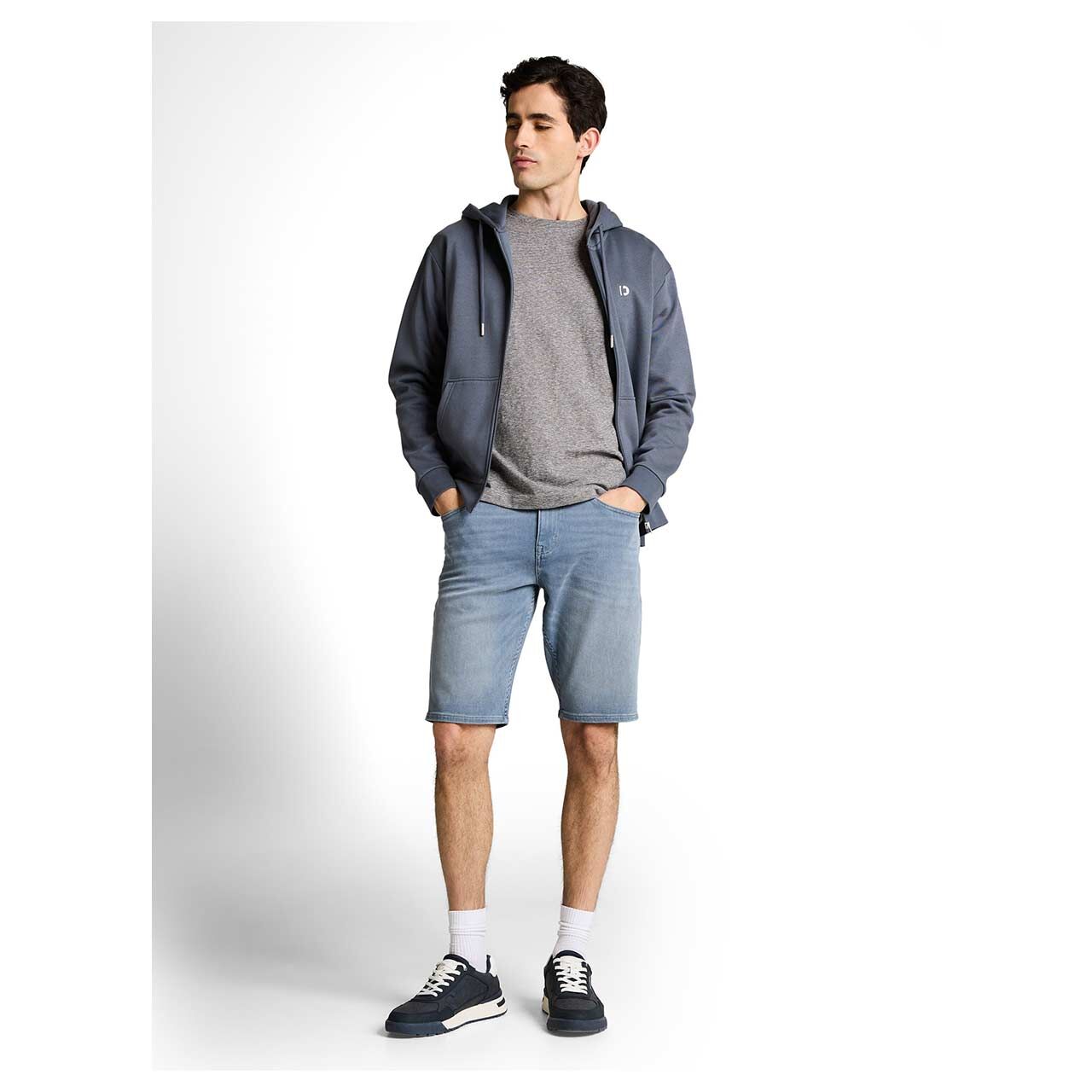 Herren T-Shirt Fine Stripe von Tom Tailor in Grau gestreift, Ganzkörperansicht Model